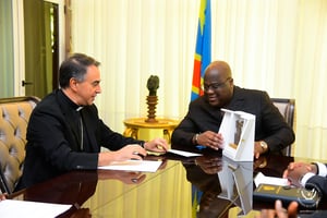 Le nonce apostolique Ettore Balestrero lors d’un entretien avec le président Tshisekedi, avant la visite du pape François en RDC. © Présidence CD