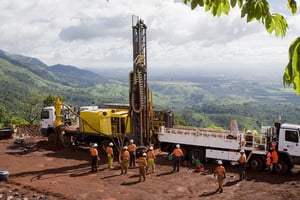 Une équipe de forage à circulation inverse, de l’entreprise SBD Guinea, sur un site près de Ouelaba riche en minerai de fer. © RIO TINTO