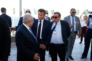 Le président français Emmanuel Macron et l’historien Benjamin Stora en conversation avec Ramtane Lamamra, chef de la diplomatie algérienne, à Alger, le 25 août 2022. © LUDOVIC MARIN/AFP