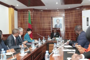 Une délégation du FMI, menée par Cemile Sancak, reçue le 18 janvier 2023, à Yaoundé, par le Premier ministre, Joseph Dion Ngute. © Service du Premier ministre camerounais