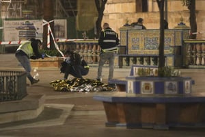 Des policiers espagnols près du corps de l’une des victimes de l’attaque d’Algeciras, le 25 janvier 2023. © Nono Rico/AP/SIPA