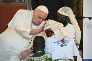 Le pape François bénit des fidèles, à Kinshasa le 1er février 2023. © Tiziana Fabi/AFP