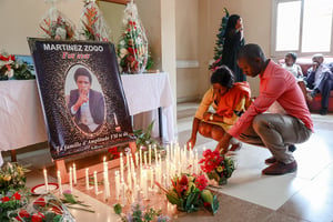 Lors d’une cérémonie d’hommage au journaliste Martinez Zogo, à Yaoundé, le 23 janvier 2023. © DANIEL BELOUMOU OLOMO/AFP