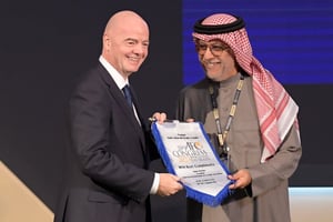 Le président de la FIFA, Gianni Infantino avec le président de l’AFC, Salman bin Ibrahim al Khalifa, lors du 33e congrès de la Confédération asiatique de football (AFC) à Manama, le 1er février 2023. © Mazen Mahdi / AFP