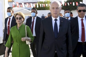Le président tunisien Kaïs Saïed (à dr.) au côté de sa femme, à Tunis, le 25 juillet 2022, lors du référendum constitutionnel. © Tunisian Presidency/APA Images via ZUMA/REA.