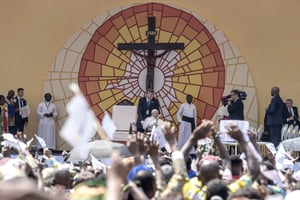 Le pape François (au c.) s’adresse aux Congolais qui se sont déplacés au stade de Kinshasa, le 2 février. © Guerchom Ndebo / AFP.