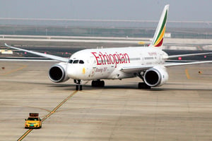 Vol d’Ethiopian Airlines sur l’aire d’atterrissage de l’aéroport international de Pudong, à Shanghai, dans l’est de la Chine, le 30 mars 2014, lors de la première liaison directe entre Shanghai et l’Afrique. © Chen Fei/XinHua/maxppp