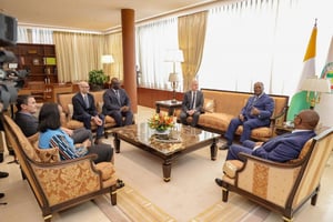 Le président de Canal+ International, Jacques Dupuy (troisième en partant de la dr.), lors de son entretien avec le chef de l’État ivoirien, Alassane Ouattara (deuxième en partant de la dr.), le 2 février 2023. © Présidence Côte d’Ivoire.