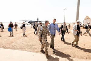 Le ministre fédéral des Finances d’Allemagne, Christian Lindner, est accueilli par le colonel Rüdiger Beiser, qui dirige le contingent allemand de la Minusma, à l’aéroport de Gao, Mali, le 2 février 2023. © Leon Kuegeler/dpa Picture-Alliance via AFP