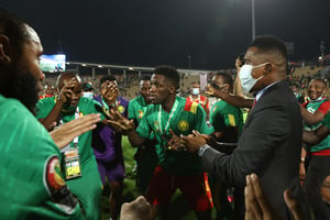 Les Lions indomptables et Samuel Eto’o célèbrent leur médaille de bronze à la fin de la CAN 2021, à Yaoundé, le 5 février 2022. © KENZO TRIBOUILLARD/AFP