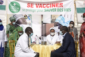 Le ministre de la Santé et de l’Action sociale, Ablaye Diouf Sarr, le premier à se faire vacciner lors du lancement officiel de la campagne de vaccination contre le Covid-19, à Dakar, le 23 février 2021. © Seyllou/AFP.