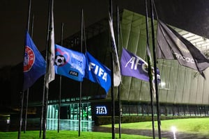 Les drapeaux en berne d’associations membres de la Fifa, en hommage à Pelé, le 29 décembre 2022, au siège de la Fifa, à Zurich, Suisse. © Chine Nouvelle/SIPA
