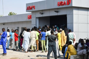 Des personnes font la queue pour retirer de nouveaux billets en naira à un distributeur de billets à Maiduguri, le 29 janvier 2023. © AUDU MARTE/AFP