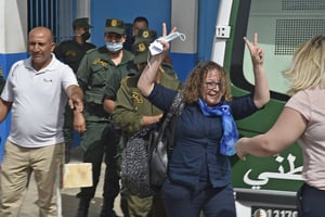 Amira Bouraoui quittant la prison de Koléa, près de Tipaza, à 70 km à l’ouest d’Alger, le 2 juillet 2020. © RYAD KRAMDI/AFP