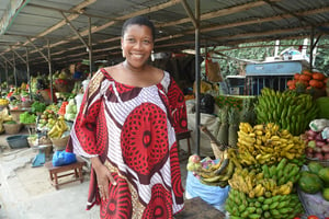 La cheffe franco-béninoise Georgina Viou, sur un marché aux fruits de Cotonou, en janvier 2023. © Charles Placide pour JA