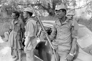 Soldats tchadiens lors du cessez-le-feu entre les rebelles de Hissène Habré et les partisans du président Felix Malloum à N’Djamena le 20 février 1979, au Tchad. © Daniel SIMON/GAMMA-RAPHO