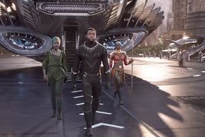 De g. à dr : Lupita Nyong’o (dans le rôle de Nakia), Chadwick Boseman (Black Panther) et Danai Gurira (Okoye), dans « Black Panther ». © Marvel Studios
