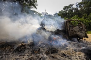 Depuis plusieurs années, les islamistes ADF multiplient les attaques et embuscades contre des civils. Ici à Kilya, proche de la frontière ougandaise, trois civils ont été tués le 9 avril 2021. © KILYA, RWENZORI SECTOR, DEMOCRATIC REPUBLIC OF THE CONGO – APRIL 09: (EDITOR’S NOTE: Image depicts death.) Congolese Army Soldiers and UN troops inspect an ambush site where an hour previously ADF fundamentalist rebels attacked two vehicles on the road between Beni and the Ugandan border town of Kasindi, on April 9, 2021 in Kilya, Rwenzori Sector, Democratic Republic of the Congo. ADF killed three civilians in the vehicles, assassinating them with shots to the head outside of their vehicles, there was also evidence of cuts from machetes. The Malawian contingent of the UNs MONUSCO force arrived on scene as the ambush was ending and the vehicles were being set on fire. They engaged a large force of ADF fighters, killing one of them. That fighter was stripped of his uniform by other ADF fighters during the firefight, they then fled into the jungle. The purpose of the ADFs attacks is to spread terror amongst the civilian population. There have been multiple attacks across the province by ADF, all characterized by brutality and on occasion, beheadings. The ADF is an Islamic terror group based out of Eastern DR Congo that, in recent years, has developed a relationship with the Islamic State after pledging allegiance to ISIS leadership. They are known locally as ISIS in Congo. (Photo by Brent Stirton/Getty Images) (Photo by BRENT STIRTON / GETTY IMAGES EUROPE / Getty Images/AFP)