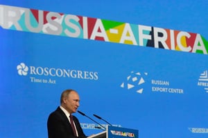 Discours du président russe Vladimir Poutine lors d’une session plénière au sommet Russie-Afrique de Sotchi (Russie), le 23 octobre 2019. © Mikhail Metzel/SPUTNIK/AFP