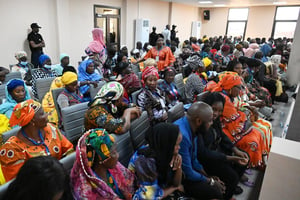 Les proches des vitimes du massacre du 28 septembre 2009 rassemblés au tribunal le jour de l’ouverture du procès, à Conakry le 28 septembre 2022. © Cellou Binani/AFP