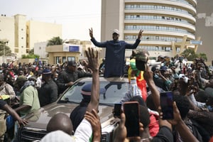 Le leader de l’opposition Ousmane Sonko salue ses partisans après avoir quitté le tribunal, à Dakar, au Sénégal, jeudi 16 février 2023. © Leo Correa/AP/SIPA