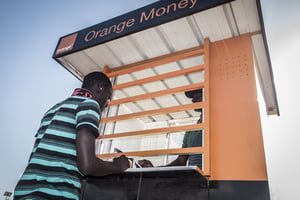 Kiosque de Orange Money, dans le quartier de Soumbedioun à Dakar (Sénégal), en 2014. © Sylvain Cherkaoui pour JA