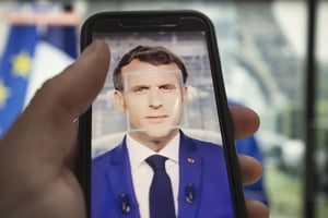 Portrait d Emmanuel Macron lors de son discours du 12 juillet 2021 après la découverte des écoutes téléphoniques par un logiciel espion du nom de Pegasus. © Idriss Bigou-Gilles/Hans Lucas via AFP