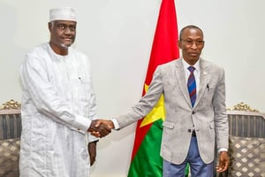 Le Premier ministre, Apollinaire Joachimson Kyelem de Tambela, avec le président de la Commission de l’Union africaine, Moussa Faki Mahamat. © Gouvernement du Burkina Faso