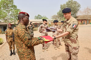 Le 18 février, à Ouagadougou, lors de la cérémonie marquant la fin officielle des opérations de la task force Sabre. © The General Staff of the Armed Forces of Burkina Faso / AFP