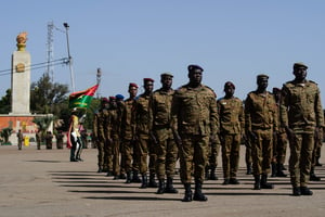 Des soldats de différents corps d’armée décorés de médailles arrivent lors du 62e anniversaire de la création des forces armées du Burkina Faso à la place de la Nation à Ouagadougou, le 1er novembre 2022. © Martin Demay / AFP