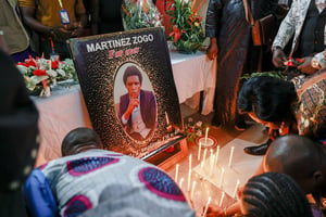 Lors d’une cérémonie d’hommage au défunt journaliste Martinez Zogo, le 23 janvier à Yaoundé. © DANIEL BELOUMOU OLOMO/AFP