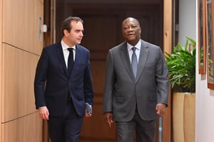 Le ministre français des Armées Sébastien Lecornu et le président ivoirien Alassane Ouattara, à Abidjan le 20 février. © ISSOUF SANOGO/AFP