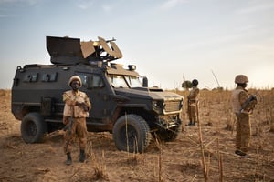 Un groupe de soldats de l’armée burkinabè patrouille dans une zone rurale de la région du Soum, le long de la frontière avec le Mali, le 9 novembre 2019. © MICHELE CATTANI / AFP