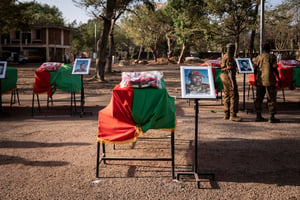 Les cercueils de Thomas Sankara et de ses compagnons ont été recouverts du drapeau burkinabè avant d’être inhumés. Ouagadougou, le 23 février 2023. © OLYMPIA DE MAISMONT / AFP