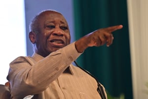 Un représentant du PPA-CI, le parti de l’ancien président Laurent Gbagbo, ici en octobre 2022, fait son entrée à la Commission électorale indépendante de Côte d’Ivoire. © ISSOUF SANOGO/AFP