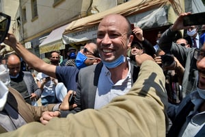 Abdelouahab Fersaoui, leader du RAJ, lors de sa libération de la prison d’El Harrach, à Alger, le 18 mai 2020. © AFP. (Photo by RYAD KRAMDI / AFP)