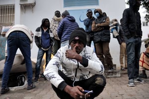 Migrants originaires d’Afrique subsaharienne arrêtés par les autorités, à Tunis, le 18 février 2023. © Yassine Mahjoub/Shutterstock/SIPA