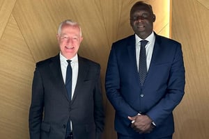 Makhtar Diop, DG d’IFC, avec Guy Sidos, PDG du Groupe Vicat, lors de la signature d’un financement vert au profit de Sococim Industries au Sénégal, le 16 février 2023. © TWITTER Makhtar Diop