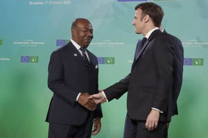 Le président gabonais Ali Bongo Ondimba et le président français Emmanuel Macron lors du sixième sommet de l’Union européenne (UE) et de l’Union africaine (UA) au Conseil européen, à Bruxelles, le 17 février 2022. © Olivier Hoslet/Pool/AFP