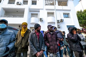 Des migrants réclamant leur évacuation vers d’autres pays, devant les bureaux du HCR, à Tunis, le 22 avril 2022. © Shutterstock/SIPA