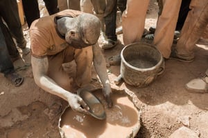 Orpaillage du minerai pour séparer les micropepites d’or de la roche au Burkina Faso. © Jacques Pion/Hans Lucas
