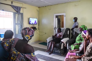 Des prétendus mages et autres grugeurs passent aux heures de grande écoute à la télévision sénégalaise. Photo d’illustration prise à Dakar le 25 novembre 2021. © LI YAN/Xinhua via AFP