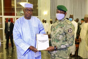 Remise du projet de Constitution de la République du Mali, en présence d’Assimi Goïta (à droite), président de la transition, le 27 février 2023 à Bamako. © Présidence Mali
