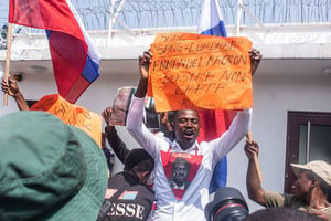 Manifestation d’opposants à la venue d’Emmanuel Macron, devant l’ambassade de France, le mercredi 1er mars 2023. © Samy Ntumba Shambuyi
