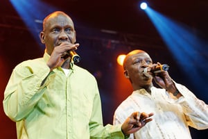 Le groupe Touré Kounda (Ismaïla Koundé, à gauche, et son frère Sixu Tidiane) en concert à la Grande Halle de la Villette, à Paris, le 10 mai 2010. © Sadaka EDMOND/SIPA