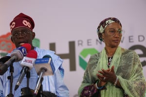 Le candidat du parti au pouvoir, Bola Tinubu avec son épouse Remi Tinbu s’adresse à ses partisans à Abuja, le 1er mars 2023, lors de célébrations au siège de sa campagne. © Kola SULAIMON / AFP