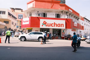 Devant un supermarché Auchan à Dakar, le 11 novembre 2022. © Arthur Farret/Hans Lucas via AFP