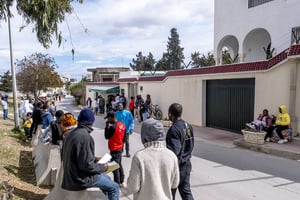 Le 1er mars 2023 devant l’ambassade de Côte d’Ivoire à Tunis : les migrants ivoiriens viennent s’enregistrer en espérant un rapatriement, suite aux propos de Kaïs Saïed contre la communauté subsaharienne en Tunisie. © Nicolas Fauque