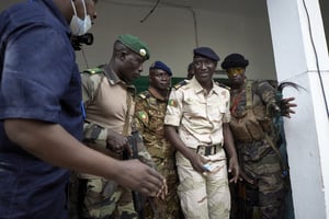 Le colonel Ismaël Wagué (au centre), ministre malien de la Réconciliation, en 2020 © MIichele Cattani/AFP
