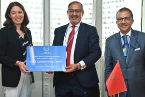 De g. à dr., Lydie Evrard, directrice générale adjointe de l’AIEA, Khammar Mrabit, DG de l’AMSSNuR, et Azzeddine Farhane, représentant permanent du Maroc auprès de l’Office de l’ONU, en août 2021, à Vienne. © D.Calma/AIEA